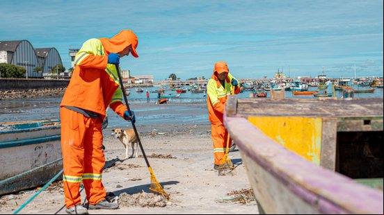 Diariamente, trabalhadores realizam a varrição e a retirada de entulhos descartados de forma irregular na faixa de areia - Célio Junior / Secom Maceió