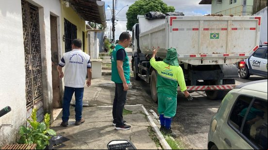 Entulhos acumulados no imóvel propiciavam a proliferação de insetos e roedores, colocando em risco toda a vizinhança - Secom Maceió