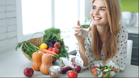 A alimentação pode ser uma aliada contra a retenção de líquido (Imagem: Miss Ty | Shutterstock)